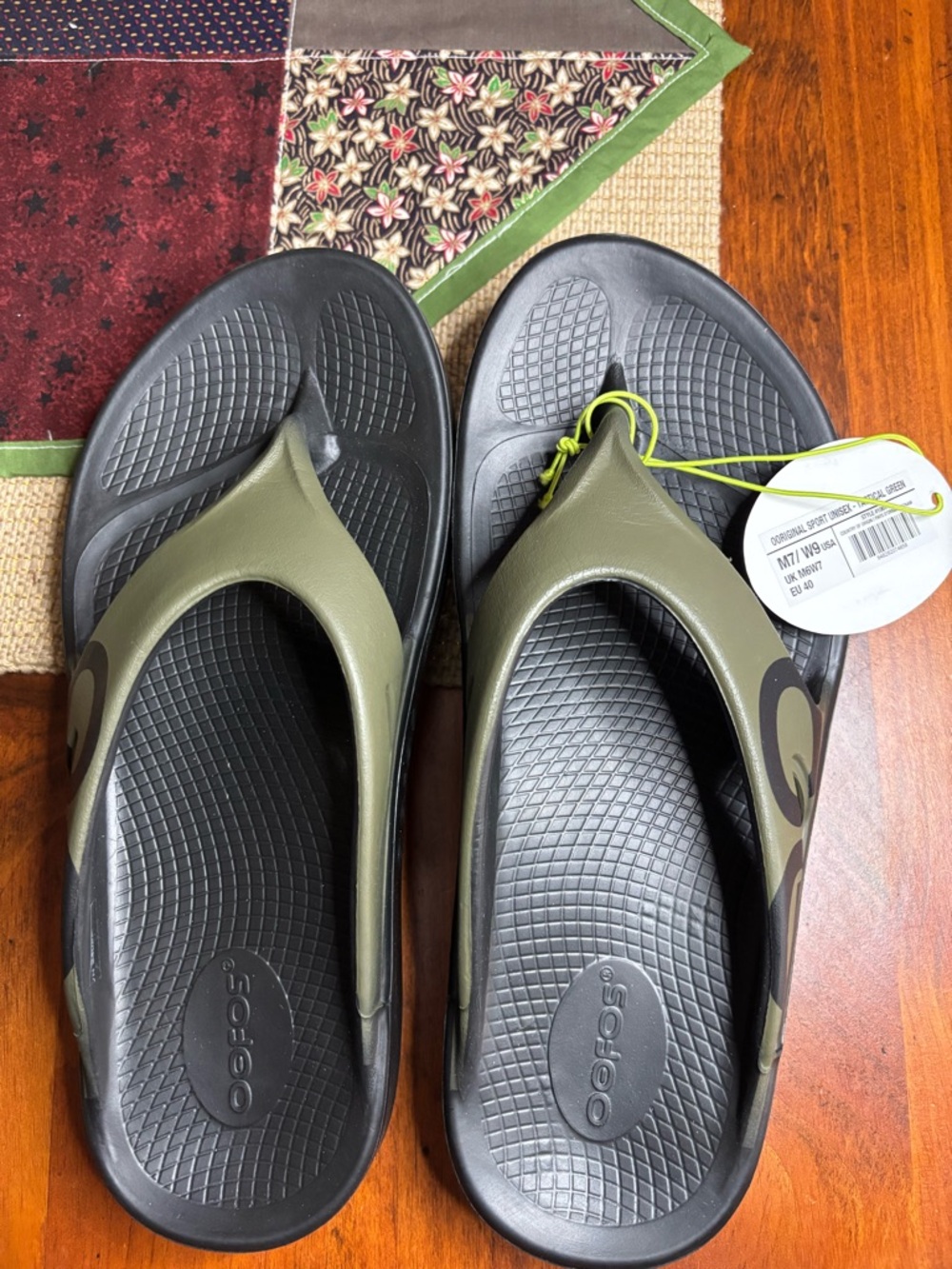 OOFOS Thong Sandals in Olive and Black. NEW